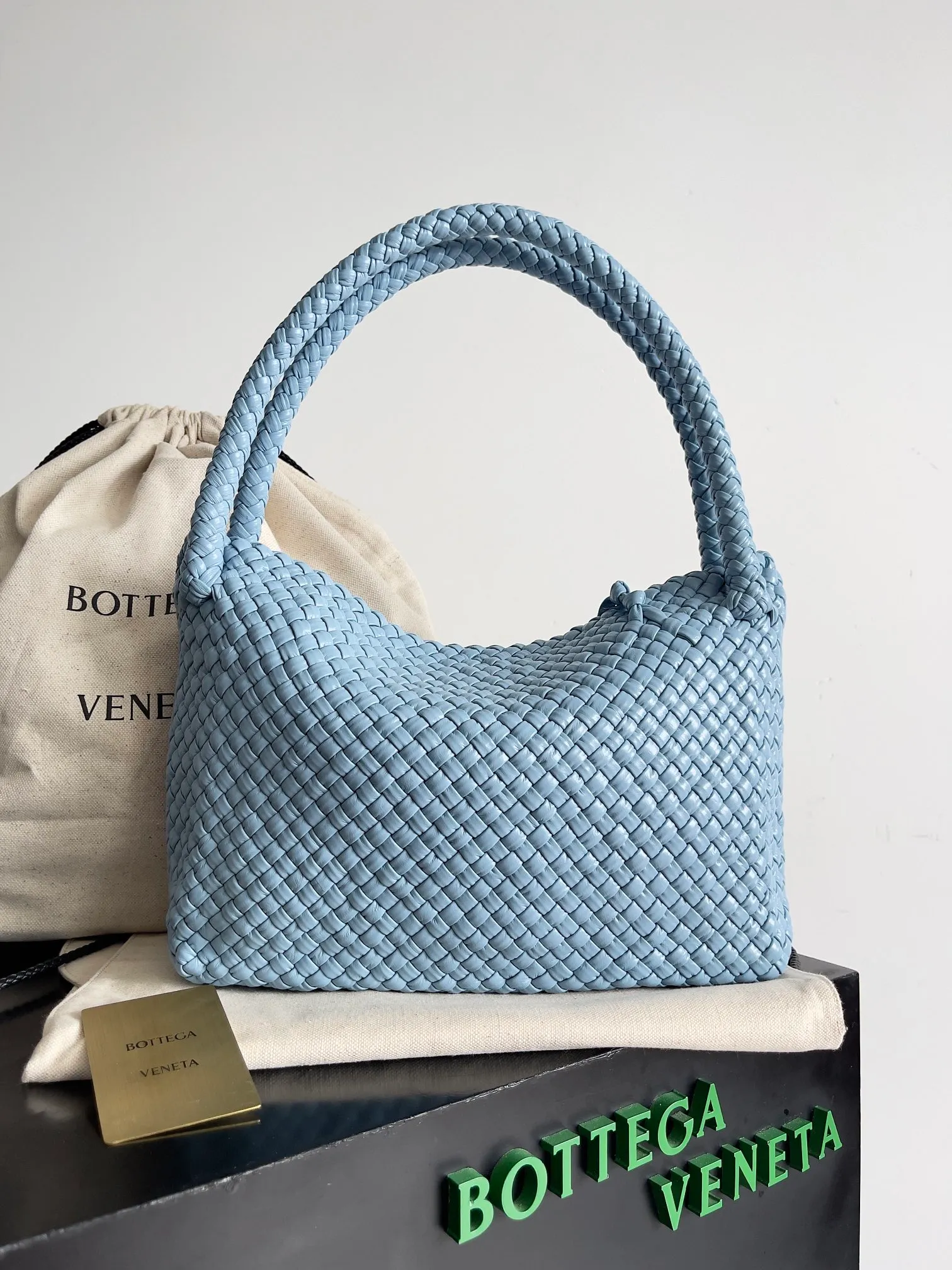 Batch 5760 BV collectible small woven handbags are really YYDS!! Bottega Veneta’s most classic small woven handbags are back! ! We use the highest quality leather with the highest craftsmanship❤️ to create the most precious works. We have created the original Intrecciato leather weaving process❤️ This unique traditional exclusive leather weaving method has not only become our logo but also the embodiment of the time-consuming and labor-intensive craftsmanship of our products❤️ The new TOSCA handbag must be a selection worth collecting🆕⚠️⚠️Babies, malachite and pearls can be sold separately and can be assembled by yourself Style number: 716974 Size: 27*9*18cm